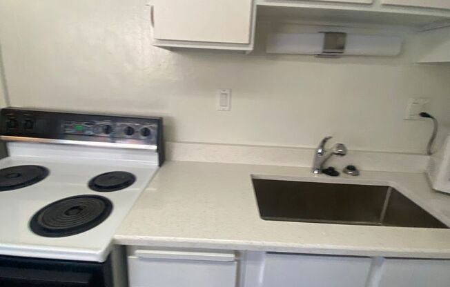 2 beds, 1 bath, 800 sqft, $1,095, Unit Cole Duplex Down