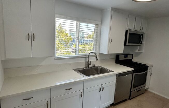1957 Frank St / 2519 Virginia Ave