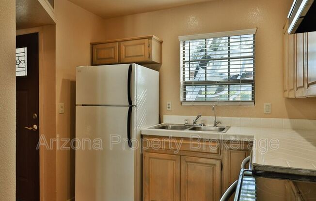 373 E CORONADO RD