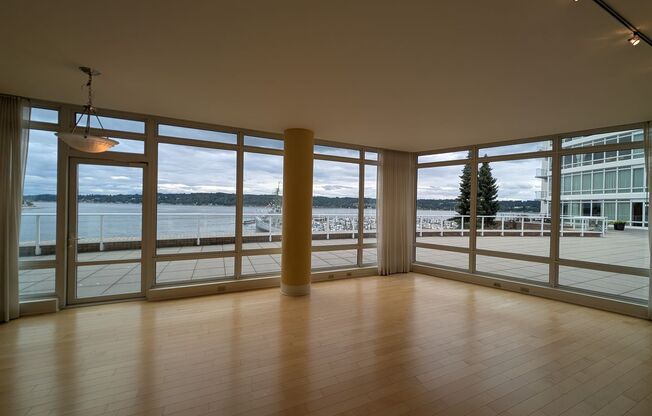 Commuter Delight, Walking Distance to Bremerton Ferry and to Downtown Shops.