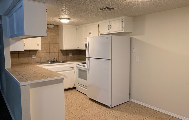 2 beds, 1 bath, 975 sqft, $895, Unit 999