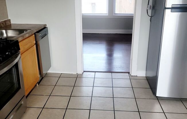 Irving Park 2 bedroom!  Heat, cooking gas, water included!