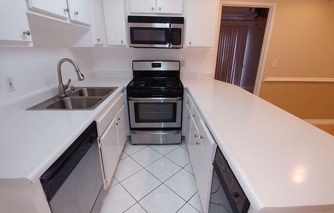 2 beds, 2 baths, 930 sqft, $2,550, Unit 208