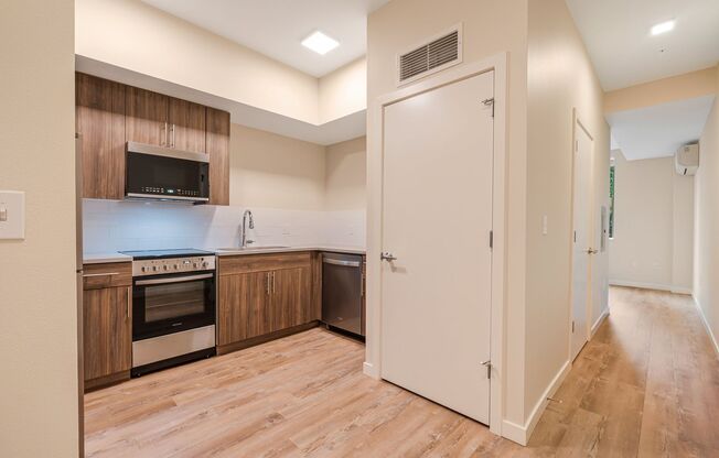 Studio, 1 bath, 389 sqft, $1,450, Unit 207