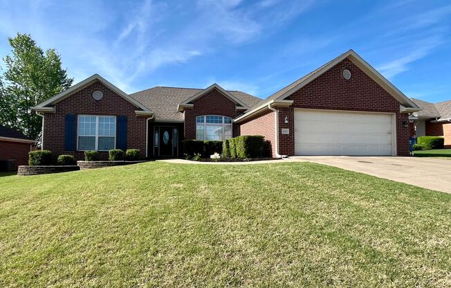4 Bedroom Spacious Home near all things Bentonville - Available Now!