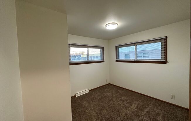 2 beds, 1 bath, $915, Unit 33-2