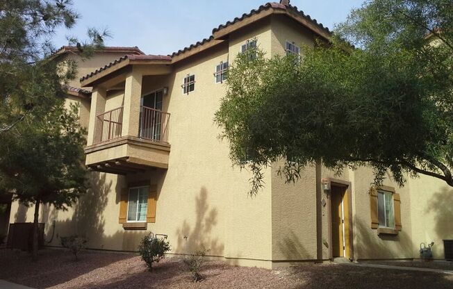 Gorgeous 3 Bedroom Townhome with Attached Garage! Available for Immediate Move in!