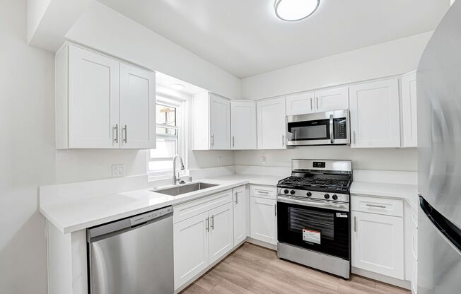 1237 Berkeley St - steps to Wilshire Blvd in Santa Monica