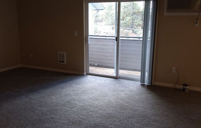 2 beds, 1 bath, 750 sqft, $1,375, Unit Bluff-6