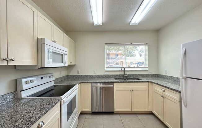 2/1 and 2/2 MAIDEN LANE APTS AVAILABLE NOW!