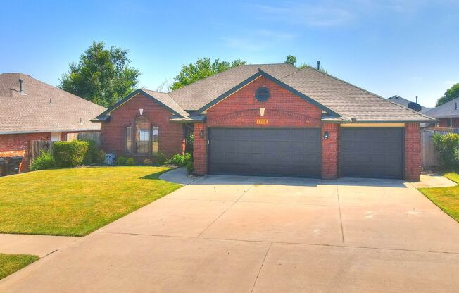 Beautiful 4 Bedroom Home with Inground Pool near Veterans Park in Moore