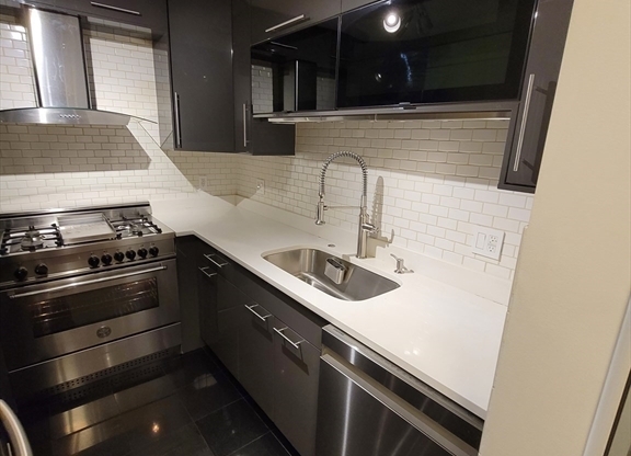 2 beds, 2 baths, 1,100 sqft, $4,850, Unit 924