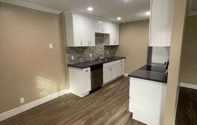 2 beds, 1 bath, $2,595, Unit UNIT A