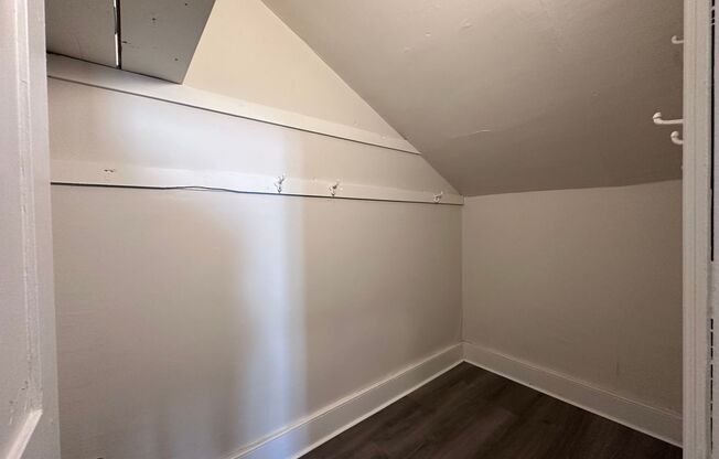 2 beds, 1 bath, 800 sqft, $875, Unit 414 1/2