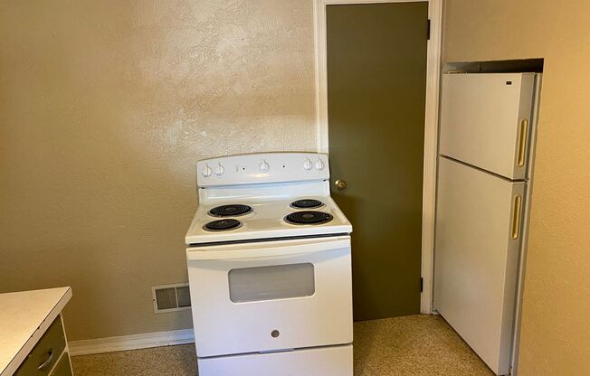 2 beds, 1 bath, 700 sqft, $695