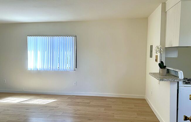 (6041) 7457 Woodman Ave.