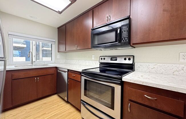 Beautiful 2B 3BA Townhome w/ W/D and 2 Car Garage!