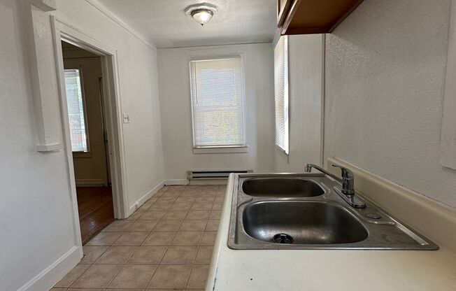 2 beds, 1 bath, $850, Unit 210