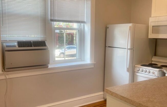 2 beds, 1 bath, 600 sqft, $1,350, Unit 1J
