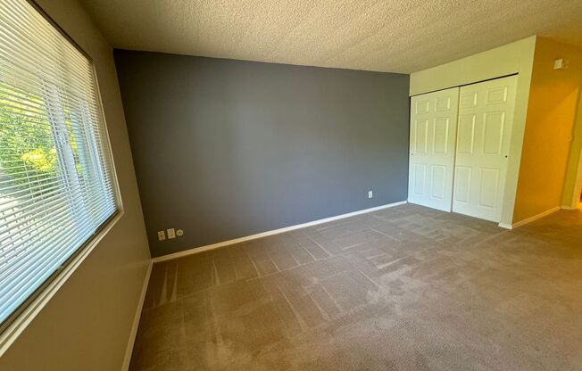 Studio, 1 bath, 375 sqft, $1,075, Unit 108