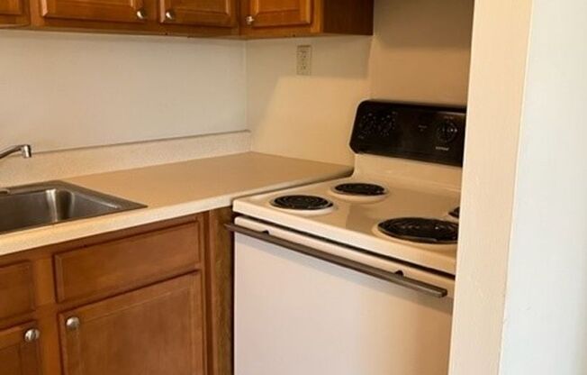 2 beds, 1 bath, 900 sqft, $1,525, Unit 933