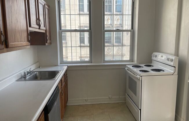 1 bed, 1 bath, 962 sqft, $1,525, Unit New King Edward  805