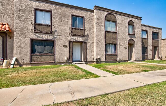 Great 3 bedroom, 2.5 bathroom Located in Glendale!!!  2 Story Townhome with extra storage available September 15th!!!