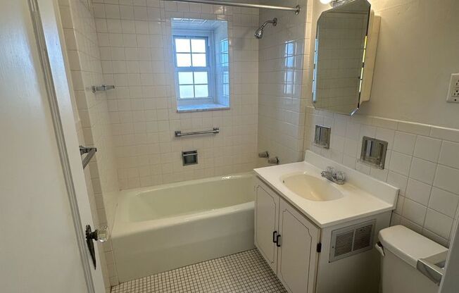 1 bed, 1 bath, 768 sqft, $1,400, Unit Royal York 807