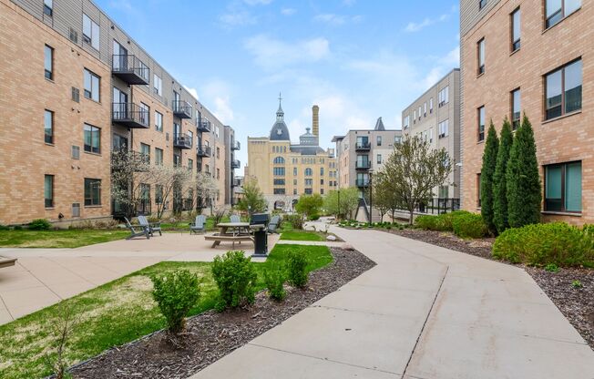 1 bed, 1 bath, 877 sqft, $1,940, Unit 114