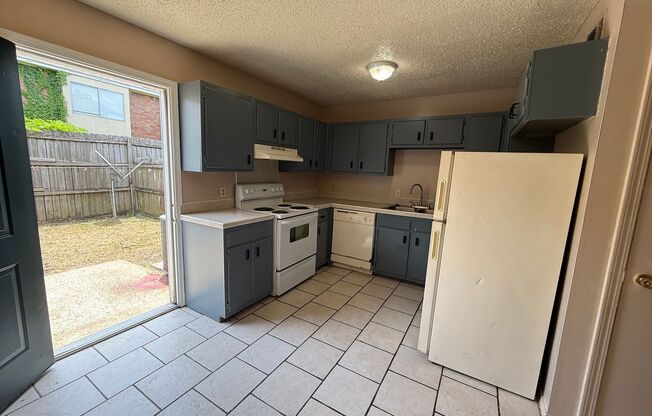 2 beds, 1.5 baths, 1,100 sqft, $930, Unit 8835-B