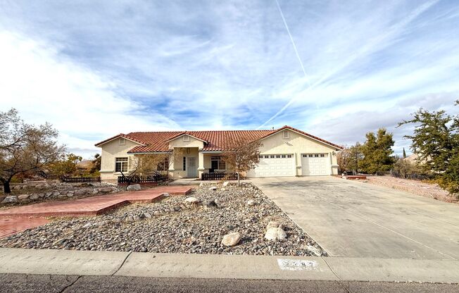 Spacious 3 Bedroom Home in Kingman Foothills Neighborhood!