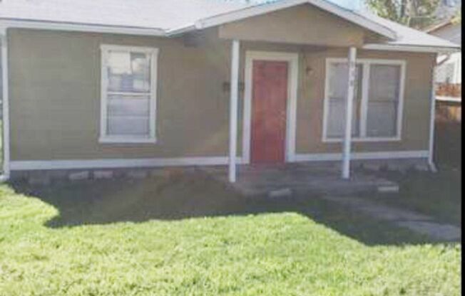 3 beds, 1 bath, 896 sqft, $1,195