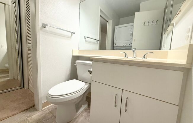 Beautiful Unfurnished 2bdrm / 1.5bath Palm Villas Unit with 2 Parking Stalls