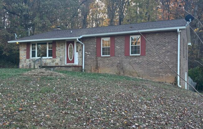 Newly Updated 4bd/3bth in Seymour!