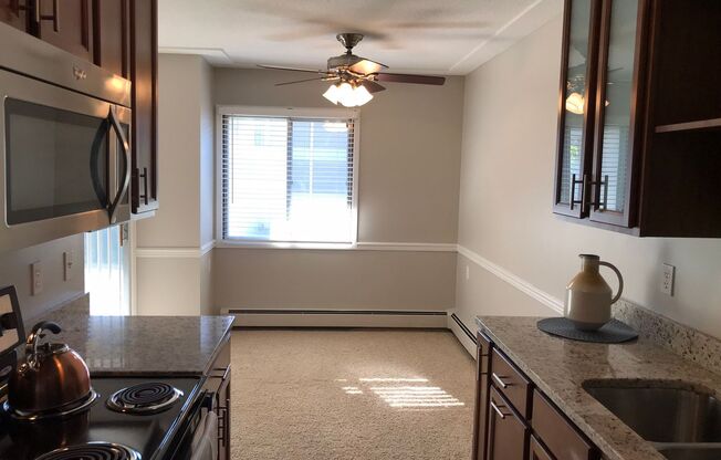 2 beds, 1 bath, 912 sqft, $1,445, Unit 1930105R