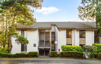 Limited Time Offer $2,500 rental rate! Available for December Move-In: Spacious 2Bd/2Bath Condo located in The Ridge Community in Bellevue