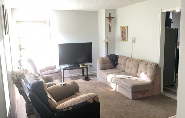 Large Single Family House in Oakdale!! DON'T MISS!!