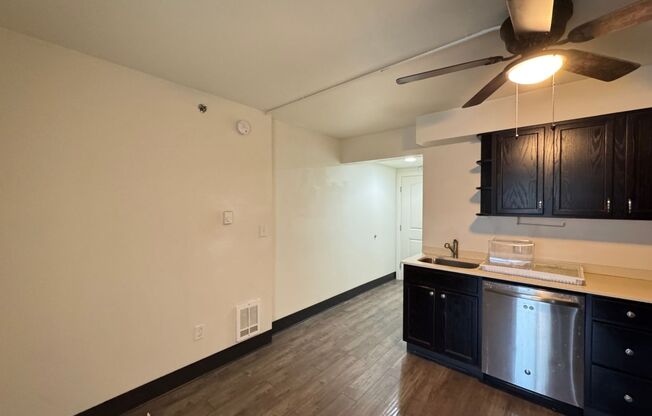 1 bed, 1 bath, 350 sqft, $1,050, Unit 405