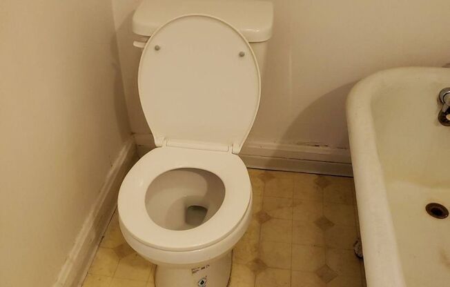 2 beds, 1 bath, $810, Unit O