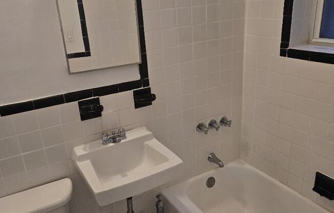 Studio, 1 bath, $2,400, Unit 4B