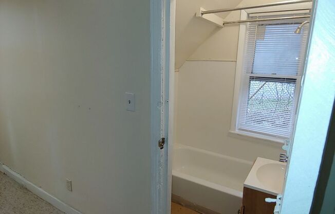 Studio, 1 bath, 500 sqft, $900, Unit 1st fl rear
