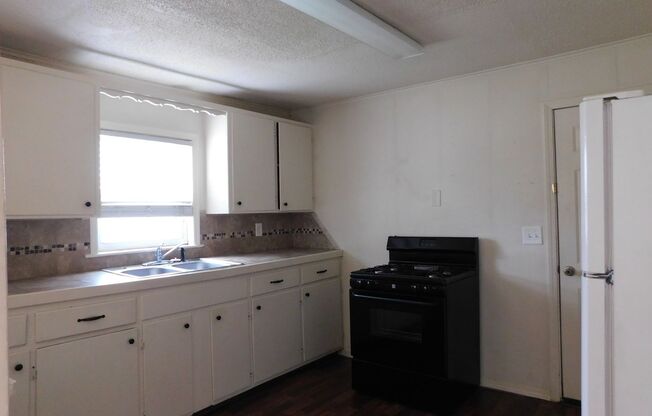 2 beds, 1 bath, $650