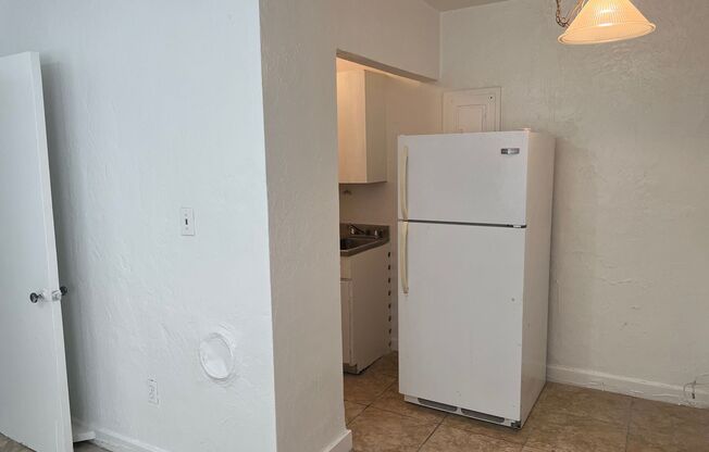 1 bed, 1 bath, 504 sqft, $850, Unit 879 Campus Circle unit 2