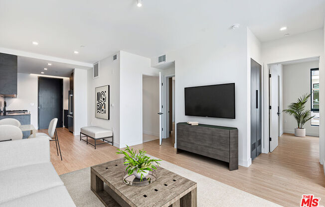 2 beds, 2 baths, 835 sqft, $4,700, Unit 533