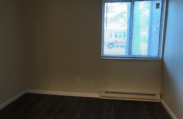 1 bed, 1 bath, 400 sqft, $675, Unit 510 E