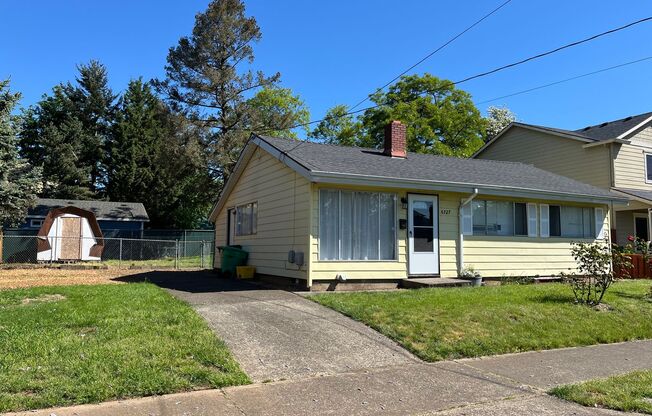 Charming 3 bedroom, 1 bath home in the Mt. Scott-Arleta Neighborhood.