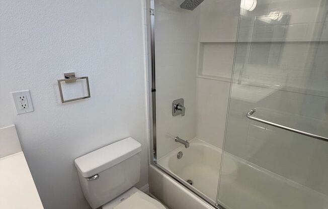 2 beds, 1 bath, 802 sqft, $2,645, Unit 6650-D