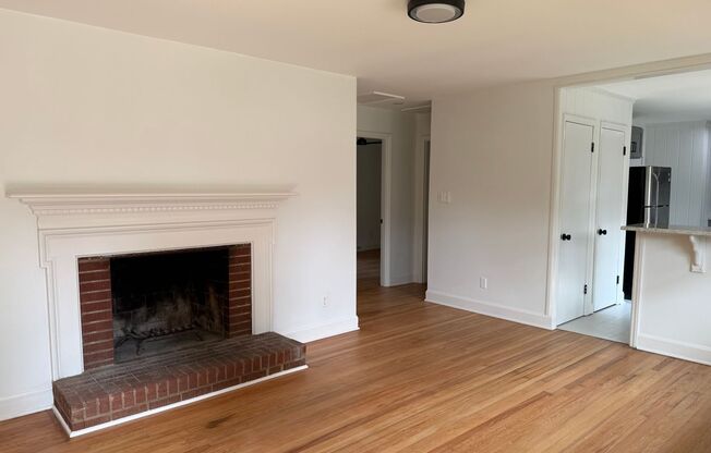 Charming Duplex At 1508 Woodhill