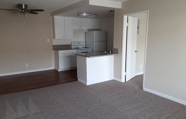 2 beds, 1 bath, 800 sqft, $2,100, Unit 52