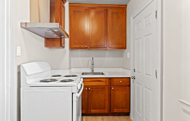 Cozy Cottage with Utilities Paid in Oakland!